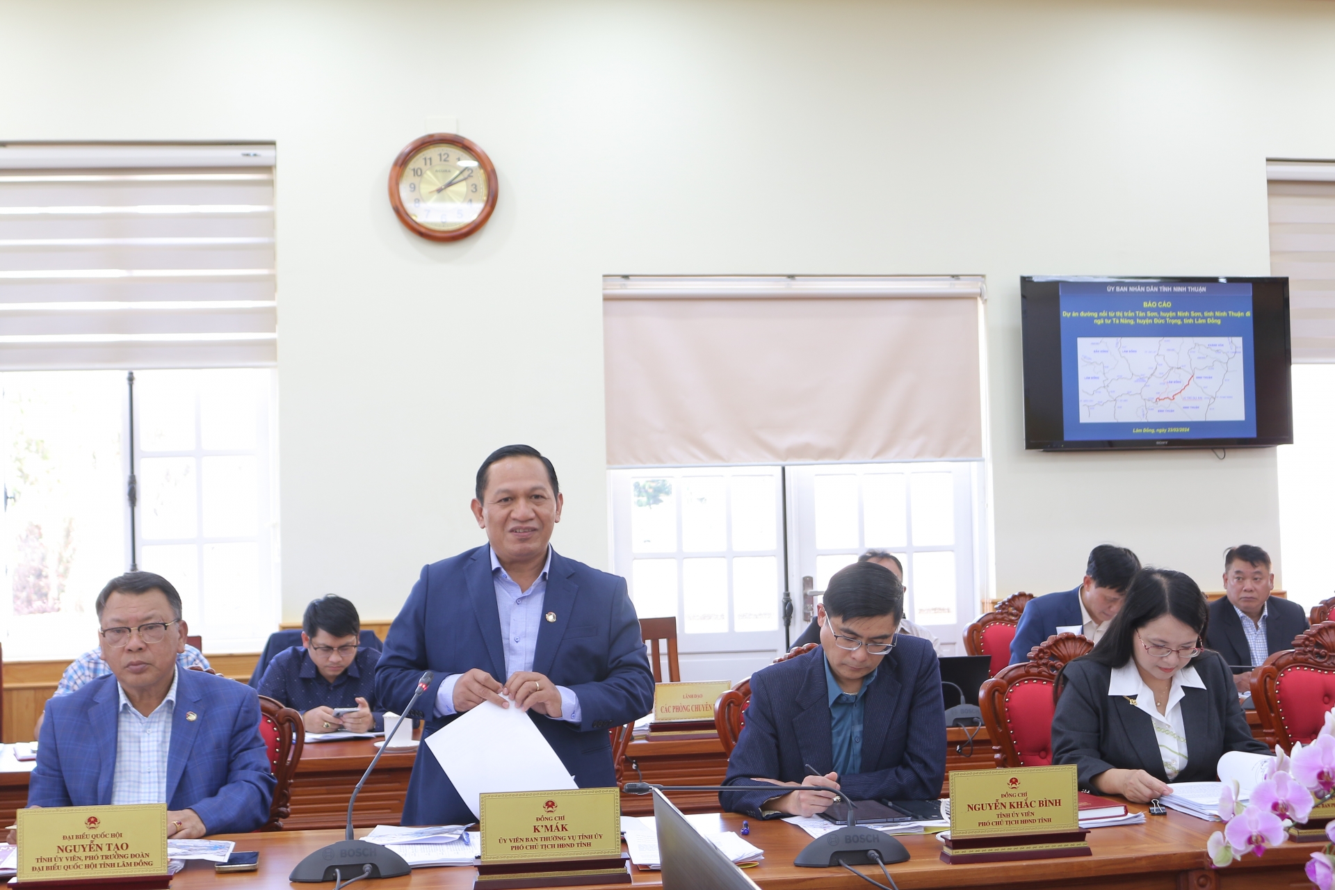 Phó Chủ tịch HĐND tỉnh Lâm Đồng K’Mák trao đổi tại buổi làm việc