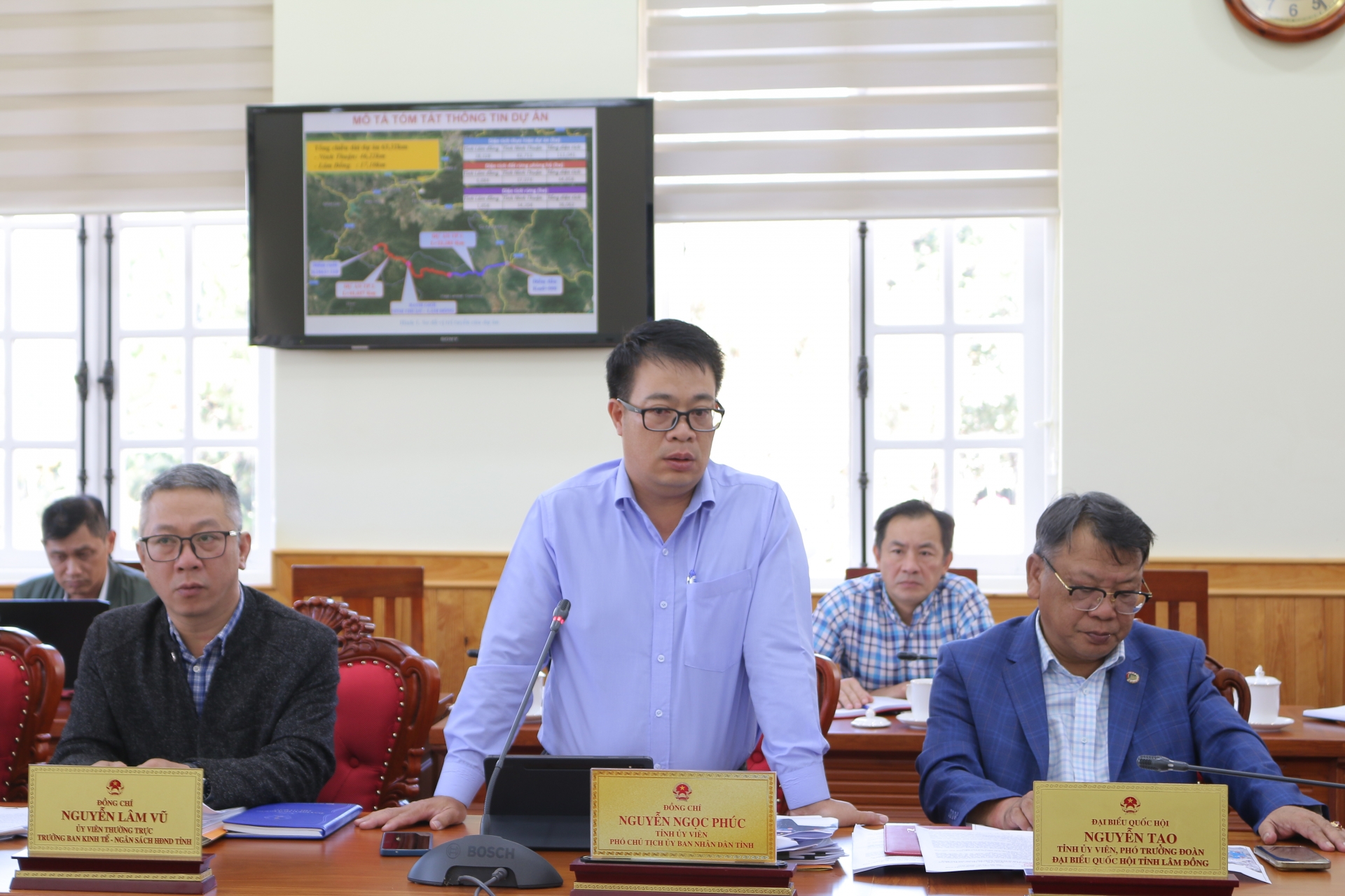 Phó Chủ tịch UBND tỉnh Lâm Đồng Nguyễn Ngọc Phúc trao đổi tại buổi làm việc