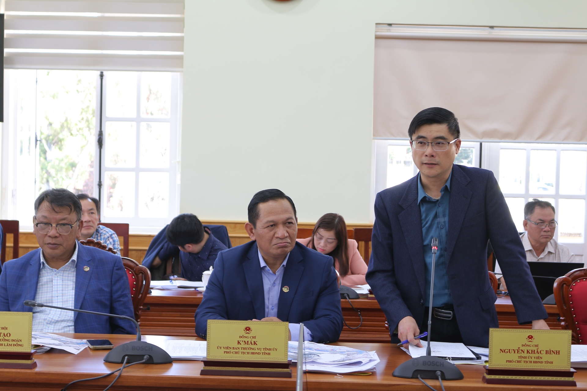 Phó Chủ tịch HĐND tỉnh Lâm Đồng Nguyễn Khắc Bình trao đổi tại buổi làm việc