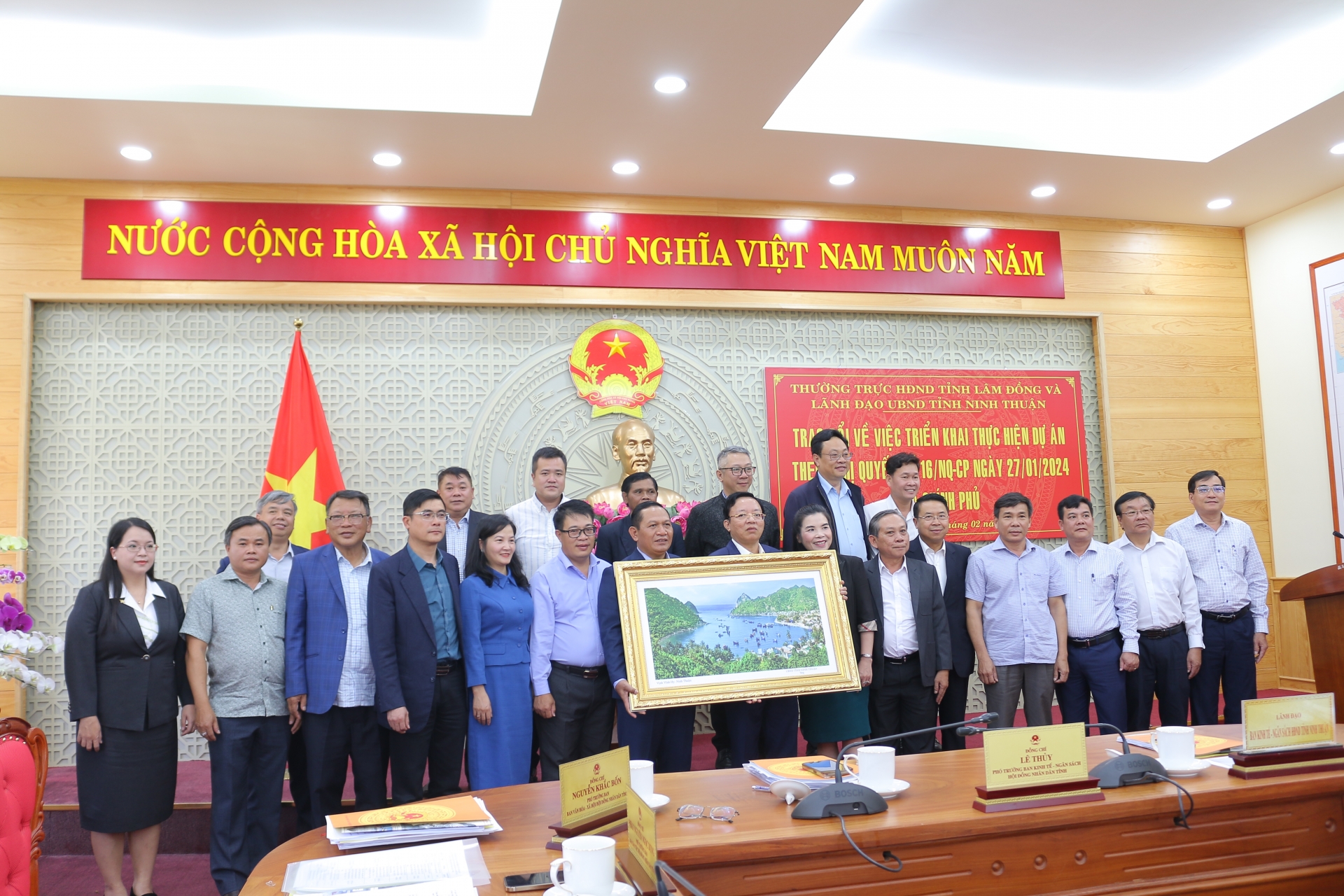 Đoàn công tác tỉnh Ninh Thuận tặng quà lưu niệm cho tỉnh Lâm Đồng

