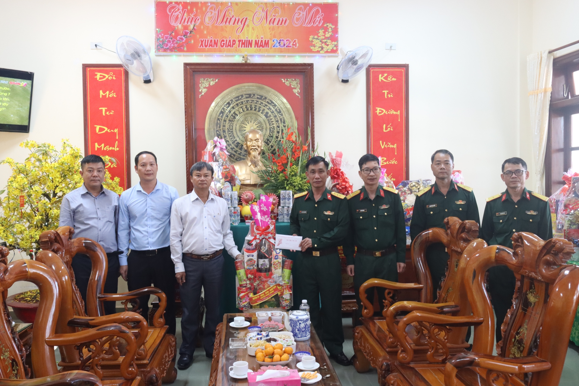 Đồng chí Trương Hữu Đồng - Chủ tịch UBND huyện chúc tết cán bộ, chiến sĩ Ban Chỉ huy Quân sự huyện