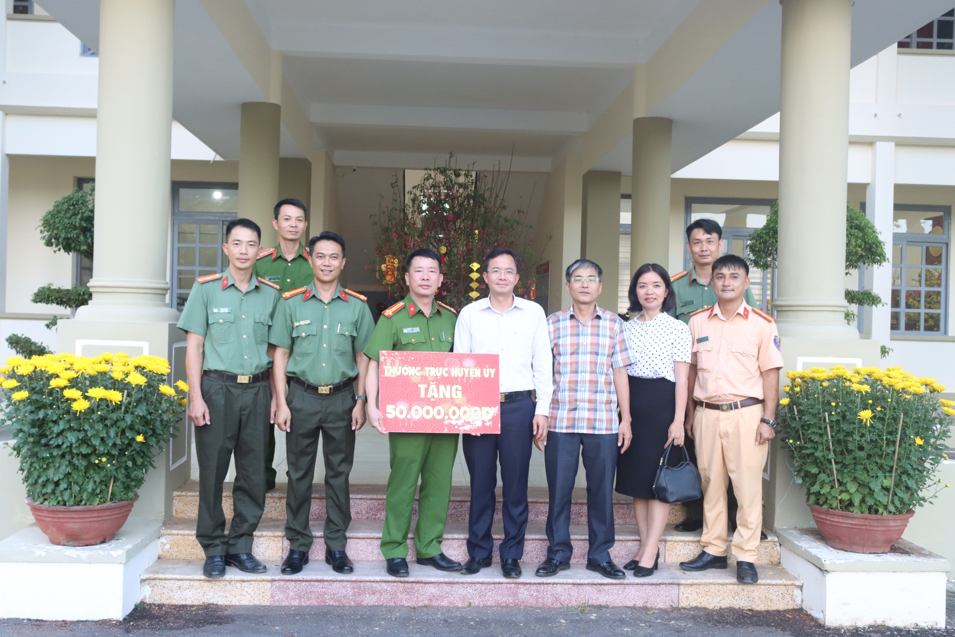 Lãnh đạo huyện Đam Rông thăm hỏi, tặng quà các đơn vị trực tết