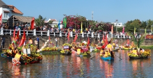Đặc sắc lễ hội thuyền hoa và đua ghe ở sông Dinh