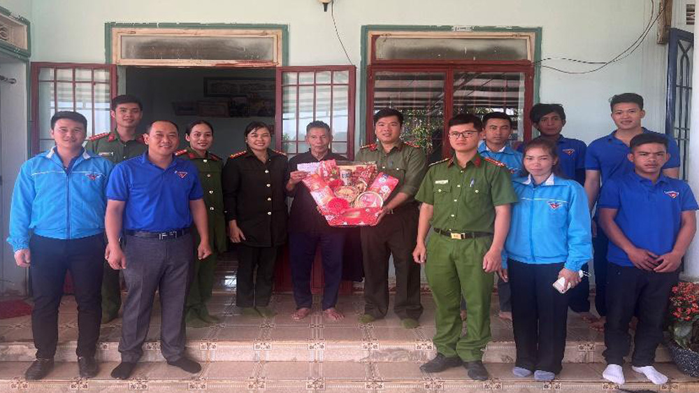 Thăm hỏi, tặng quà cựu chiến sĩ cách mạng bị địch bắt tù đày tại xã Mê Linh