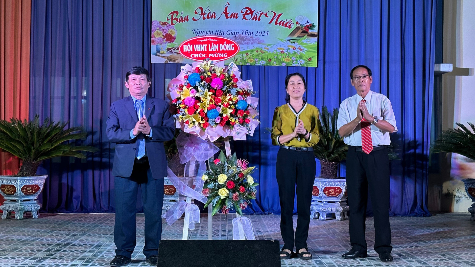Lãnh đạo Hội VHNT Lâm Đồng tặng hoa chúc mừng  Ngày Thơ Việt Nam