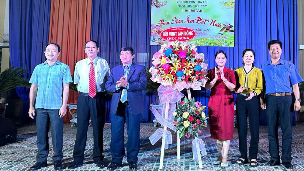 Đại diện lãnh đạo huyện Đạ Tẻh chúc mừng  Ngày Thơ Việt Nam