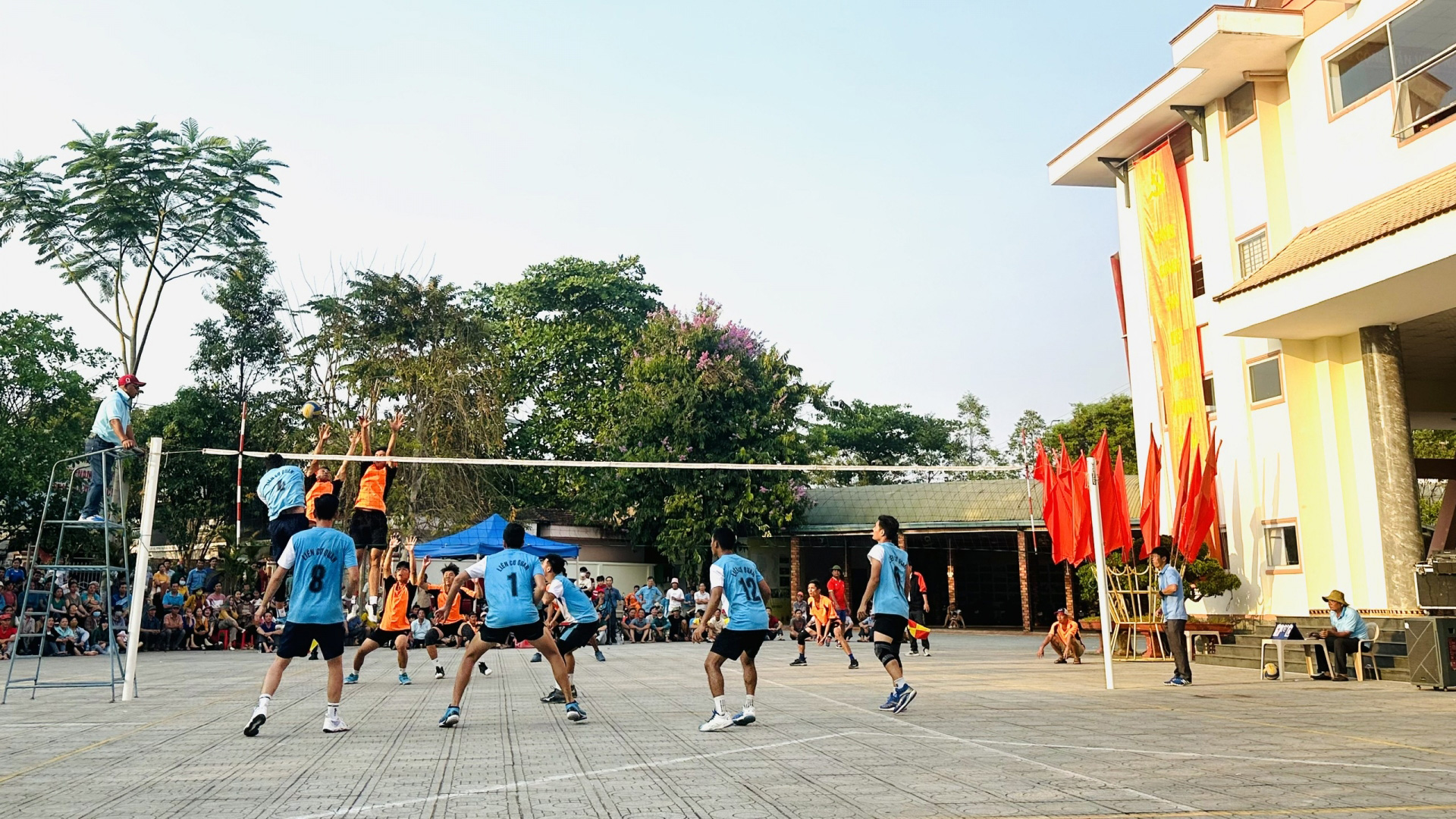 Có "ngoại binh" thi đấu, Giải Bóng chuyền huyện Đạ Tẻh thu hút đông đảo khán giả cổ vũ