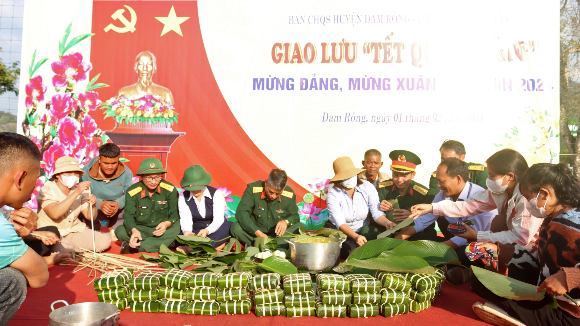 Hoạt động gói bánh chưng sôi nổi, thu hút đông đảo người dân tham gia