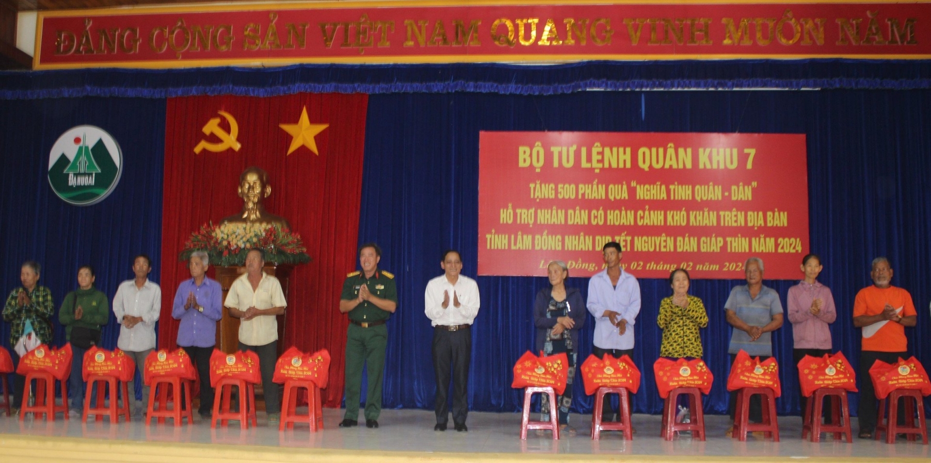 Quân khu 7 tặng 500 suất quà Tết cho người dân khó khăn ở Lâm Đồng