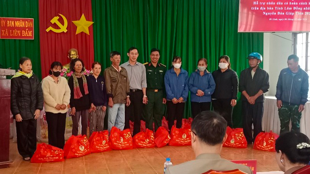 Đại diện Ban CHQS huyện Di Linh trao quà Tết của Quân khu 7 cho các hộ khó khăn ở xã Liên Đầm