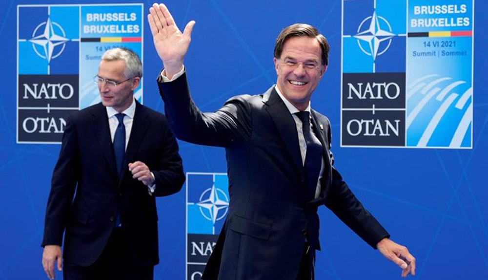 Thủ tướng Hà Lan Mark Rutte (phía trước, vẫy tay) và Tổng thư ký Tổ chức Hiệp ước Bắc Đại Tây Dương (NATO) đương nhiệm, ông Jens Stoltenberg tại tổng hành dinh NATO vào ngày 14/6/2021