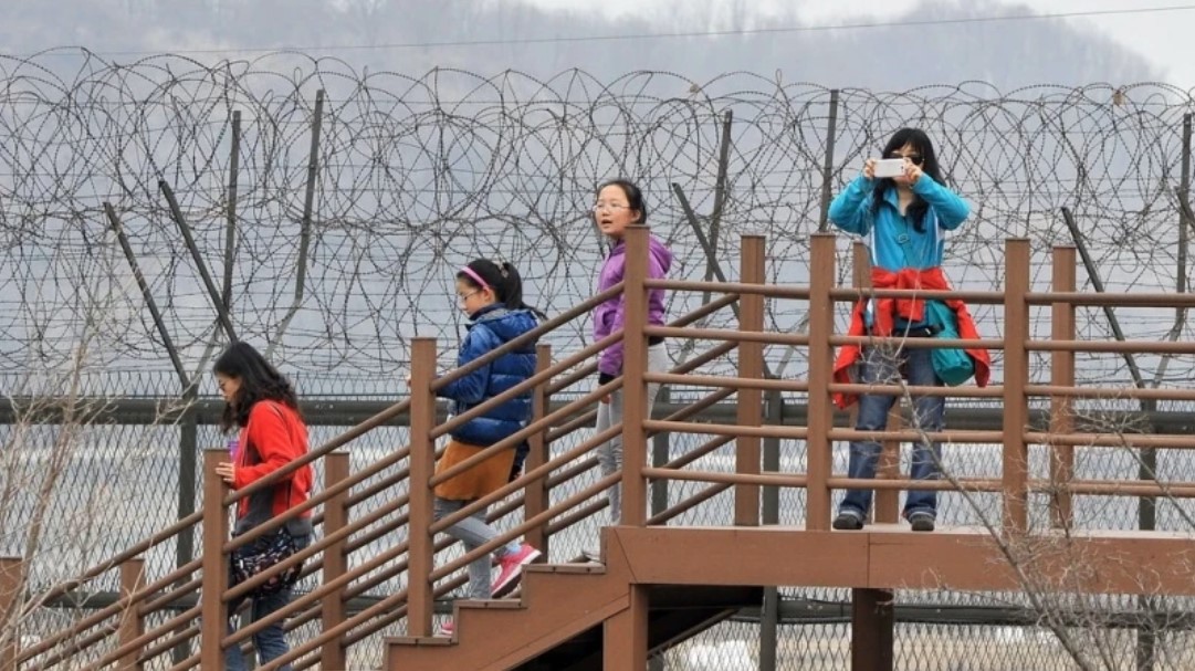 Tư liệu: Khách du lịch tham quan Công viên hòa bình Imjingak gần Khu phi quân sự (DMZ) liên Triều, tại Paju, Hàn Quốc, ngày 5/4/2013