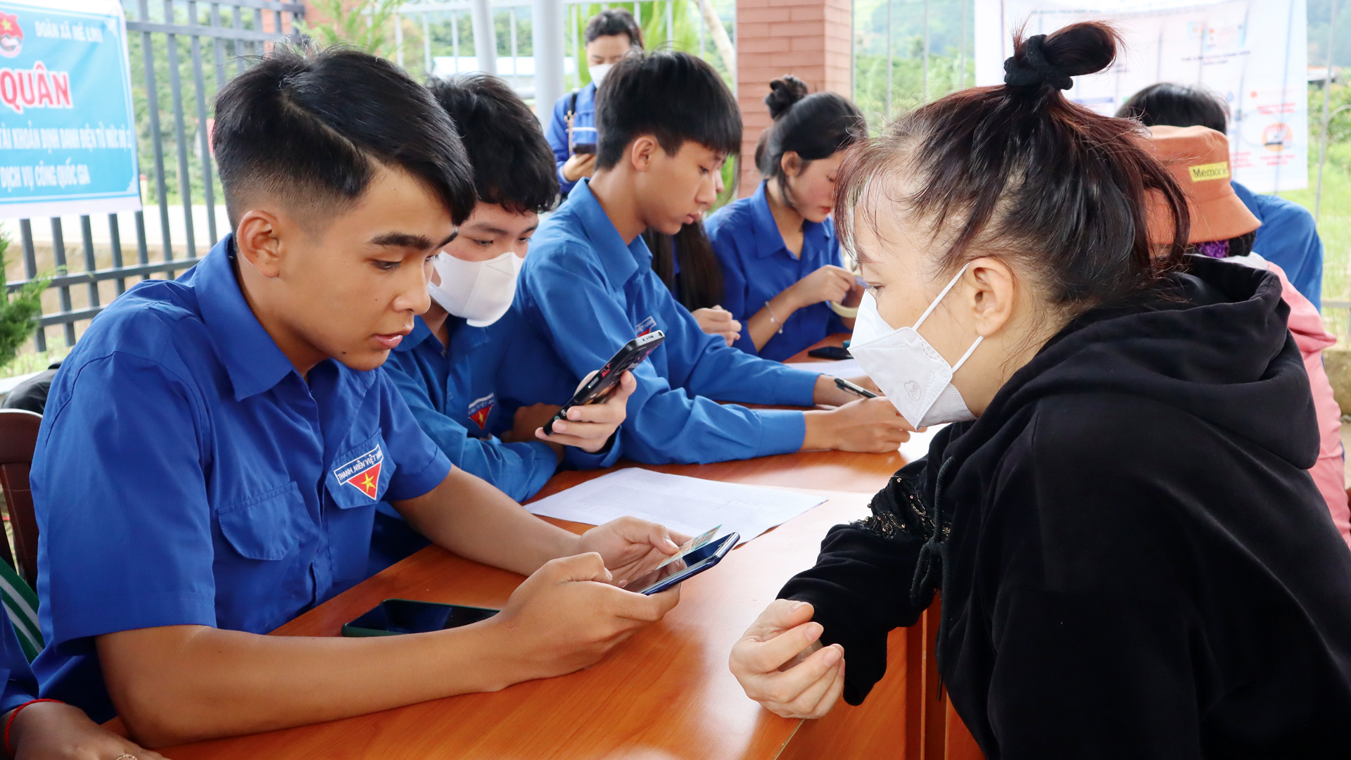 ĐVTN huyện Lâm Hà hỗ trợ người dân cài đặt và sử dụng ứng dụng VneID