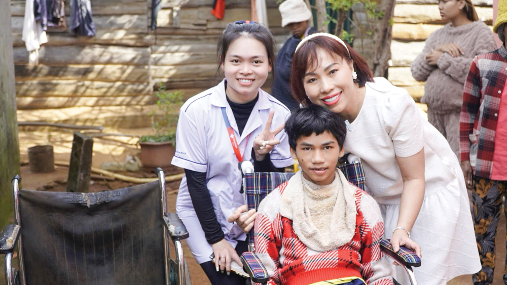 Bà Phạm Hà Thủy Anh (bên phải) trong một chuyến thăm hỗ trợ cho những hoàn cảnh khó khăn
