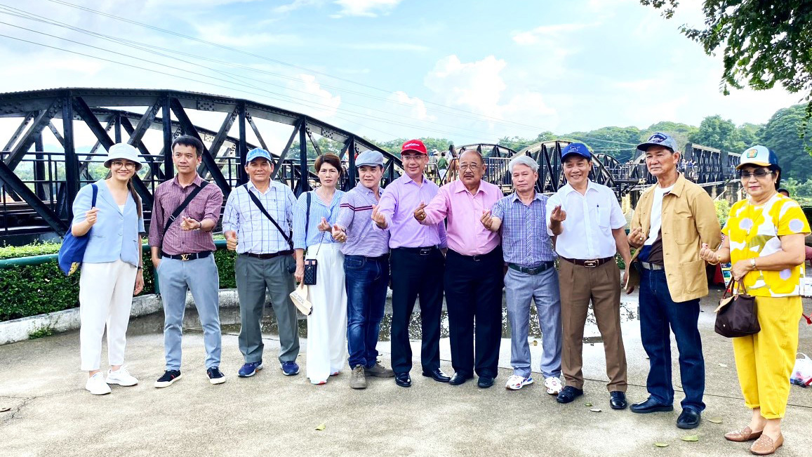 Đoàn nhà báo Lâm Đồng cùng các thành viên Hiệp hội Báo chí địa phương Thái Lan bên cầu sông Kwai