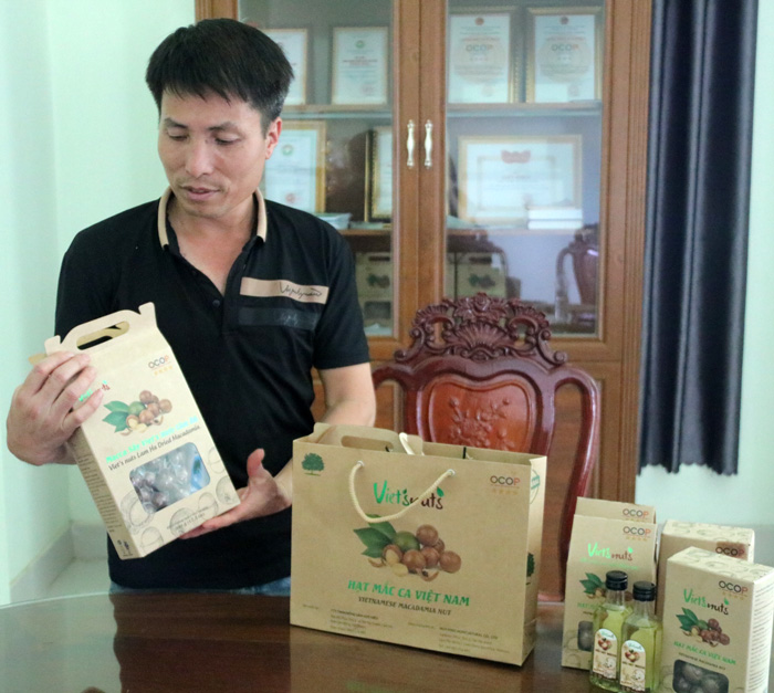 Mắc ca của anh Nguyễn Hữu Việt là một trong 3 sản phẩm đầu tiên 
của huyện Lâm Hà 
được công nhận OCOP