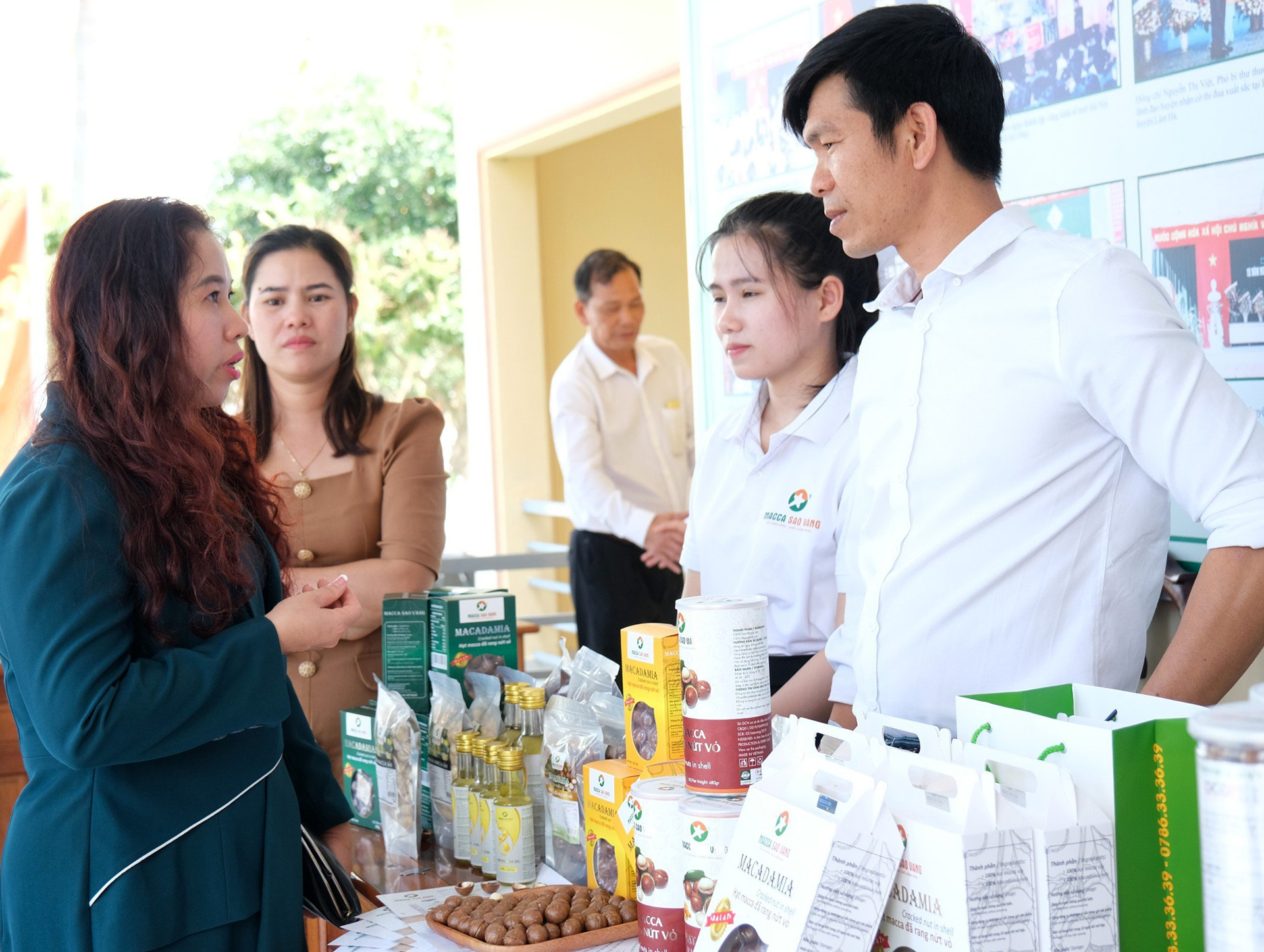 Anh Chính giới thiệu sản phẩm 
tại buổi làm việc của Thành ủy Hà Nội với huyện Lâm Hà