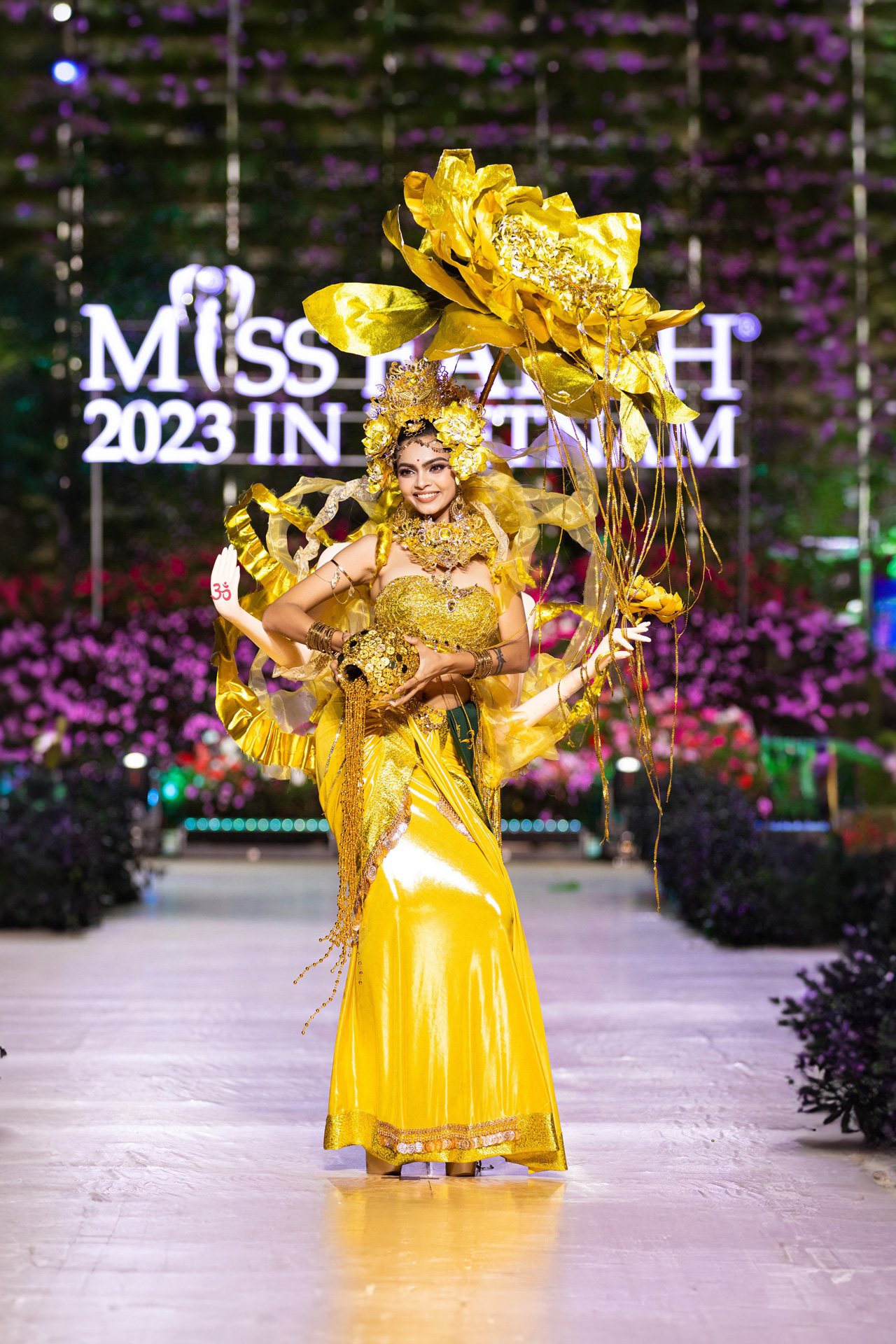  Trang phục của thí sinh Miss Earth gắn với ý nghĩa bảo vệ hành tinh xanh.