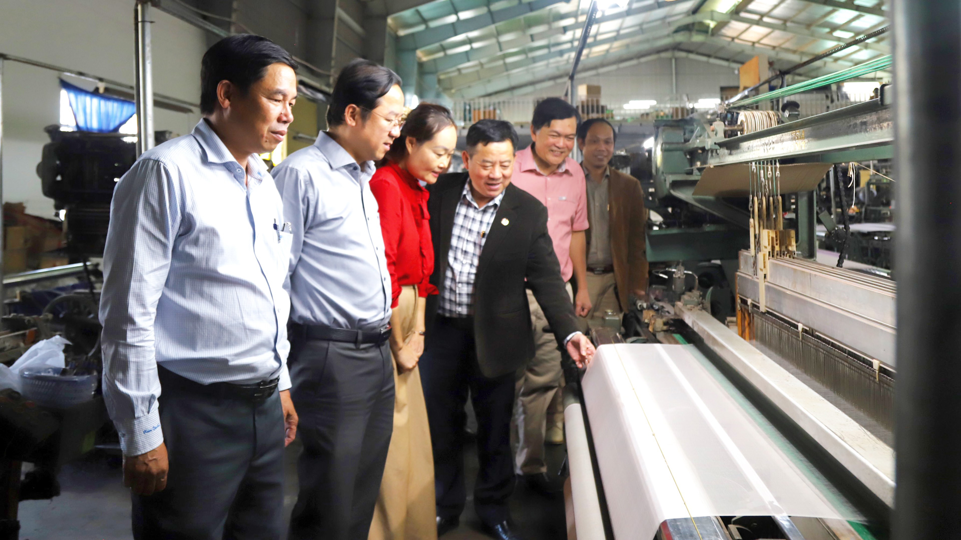 Các đồng chí lãnh đạo TP Bảo Lộc thăm, kiểm tra hoạt động sản xuất đầu năm 2024 tại Công ty Xe tơ - Dệt lụa Hà Bảo