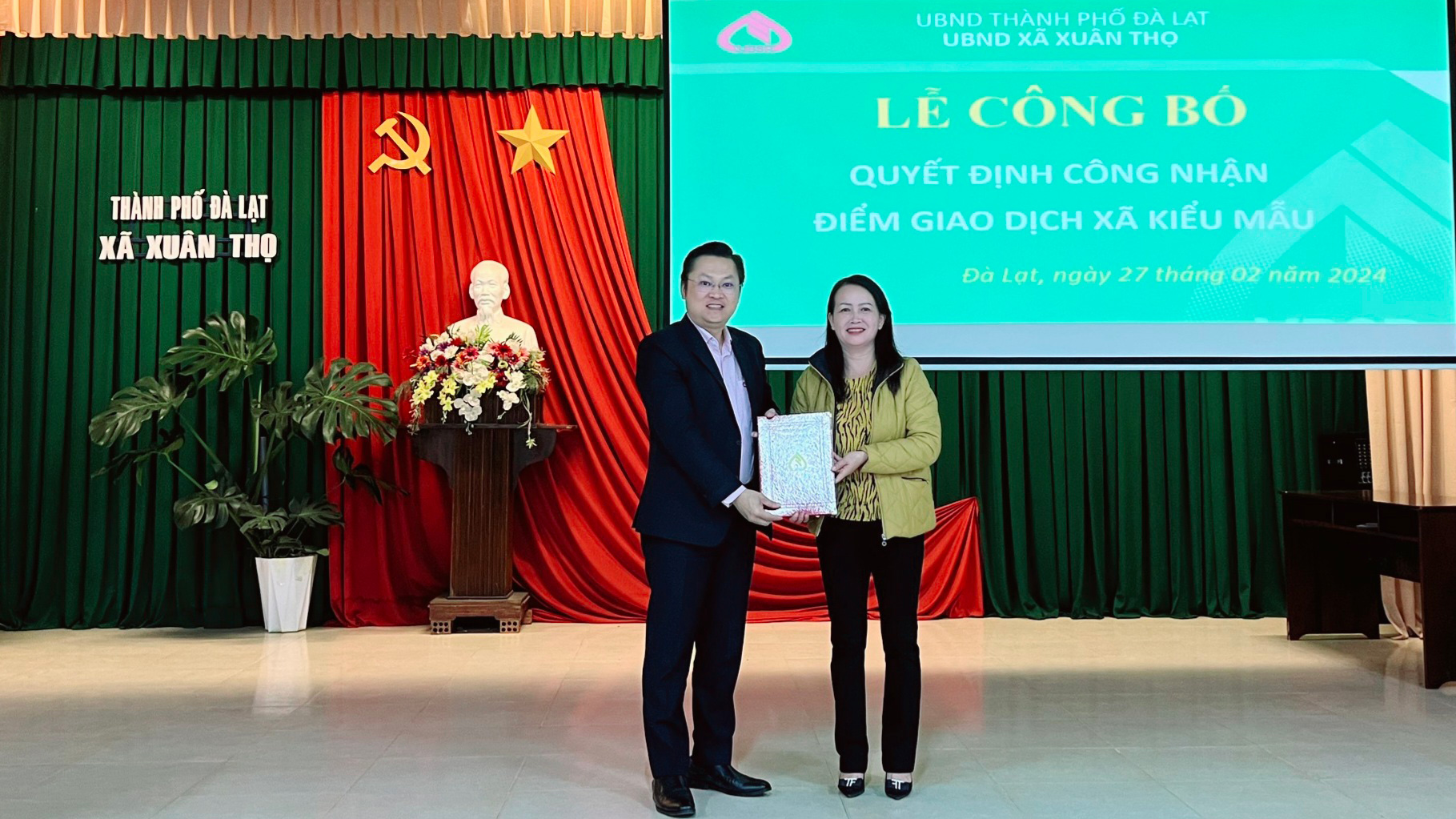 Ông Nguyễn Hữu Quang - Phó Giám đốc NHCSXH Chi nhánh tỉnh Lâm Đồng 
trao Quyết định công nhận ĐGDXKM tại xã Xuân Thọ