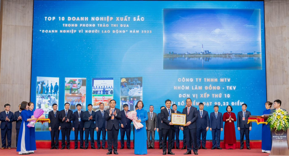 Lãnh đạo Công ty Nhôm Lâm Đồng nhận khen thưởng TOP 10 doanh nghiệp xuất sắc trong Phong trào thi đua “Doanh nghiệp vì người lao động” năm 2023