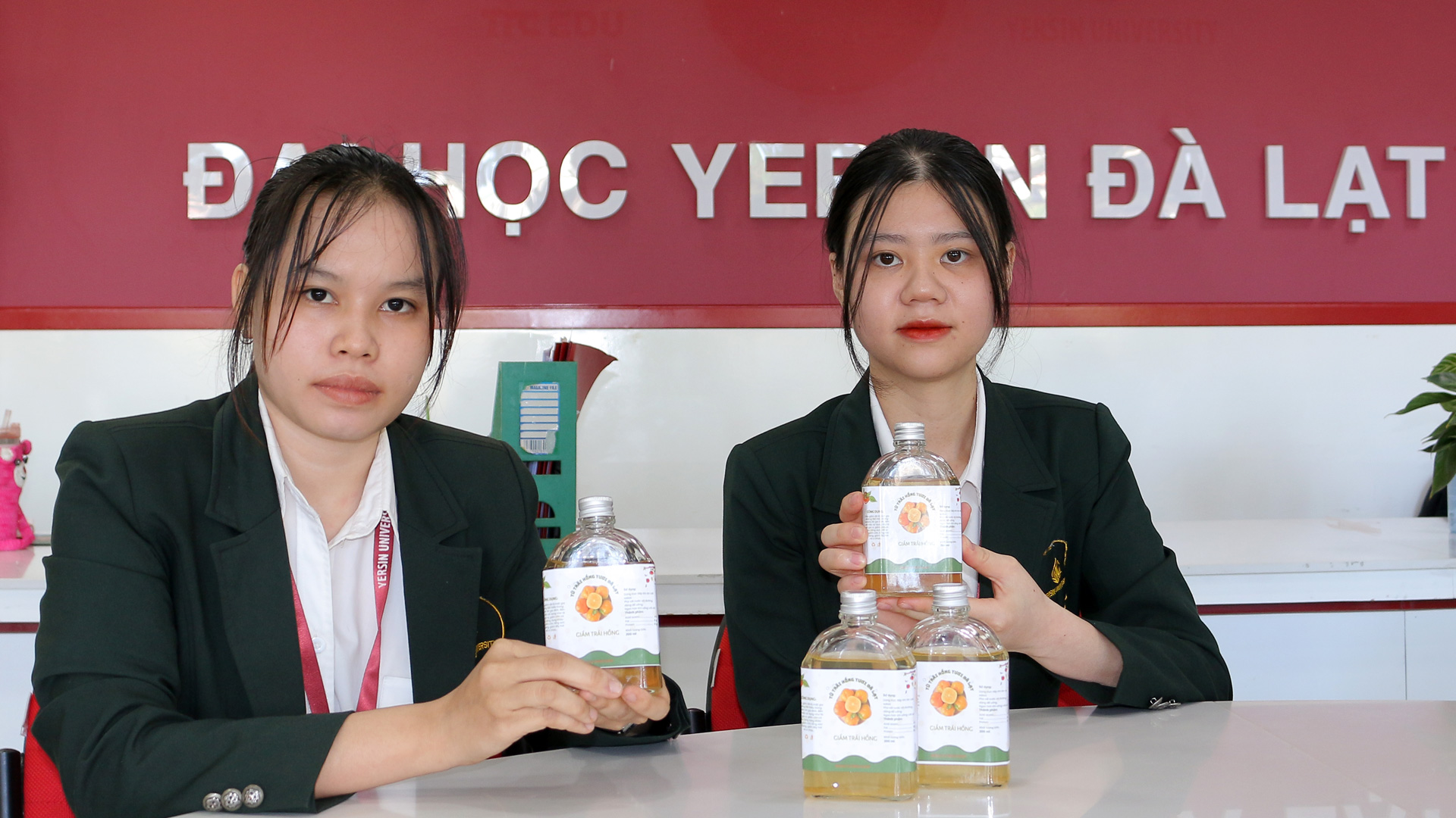 Đề tài “Giấm hồng từ trái hồng Đà Lạt” của Kim Dung và Lan Chi vừa đoạt giải Khuyến khích Giải thưởng sinh viên nghiên cứu khoa học Euréka lần thứ 25, năm 2023