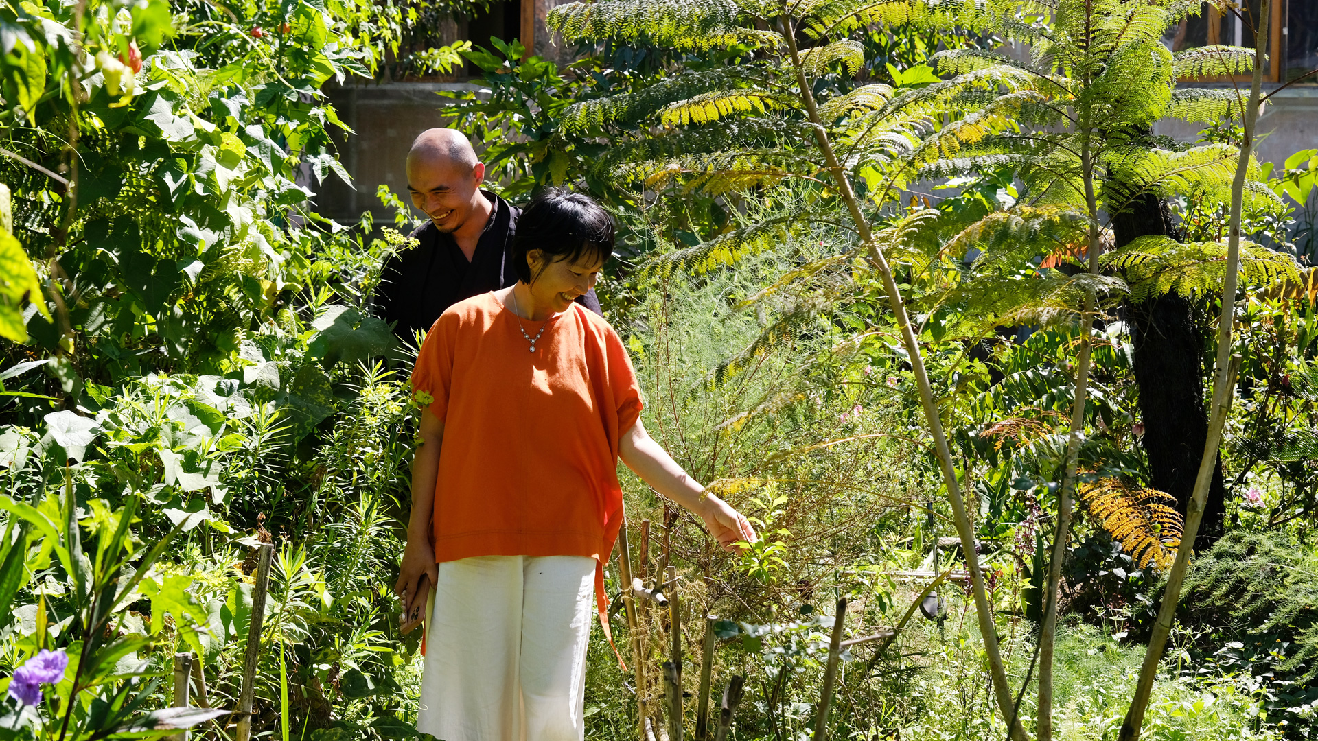 Chị Linh cùng đi thăm những cây phượng tím được trồng 
tại vườn của anh Trần Hữu Tuấn (Phường 4, TP Đà Lạt)