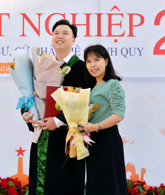 Nguyễn Nhật Phúc cùng mẹ tại Lễ nhận bằng tốt nghiệp đại học