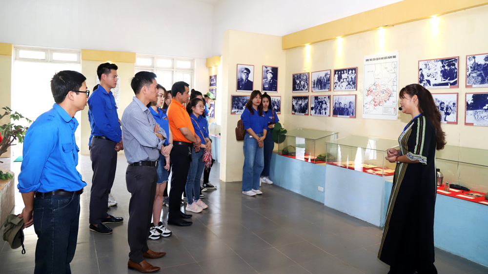 Đoàn viên, thanh niên thăm Nhà truyền thống trưng bày hiện vật tại Di tích lịch sử Khu ủy Khu VI. Ảnh: K.P