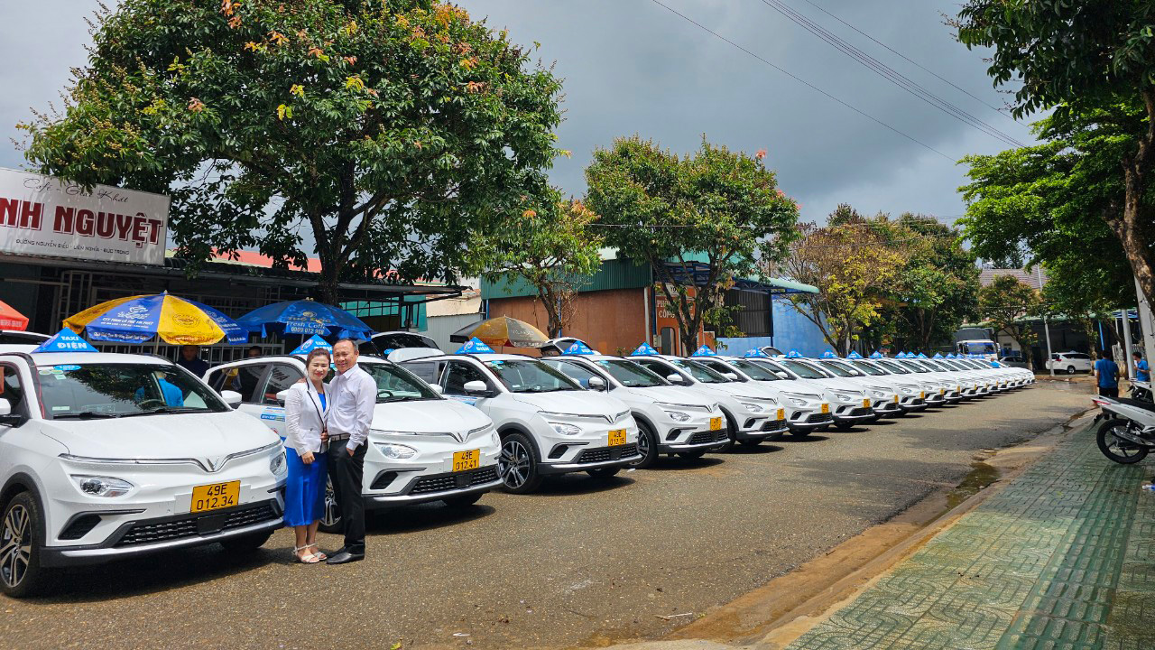  Lado Taxi đang đẩy mạnh “xanh hóa” dịch vụ taxi bằng việc thay thế xe xăng sang xe điện