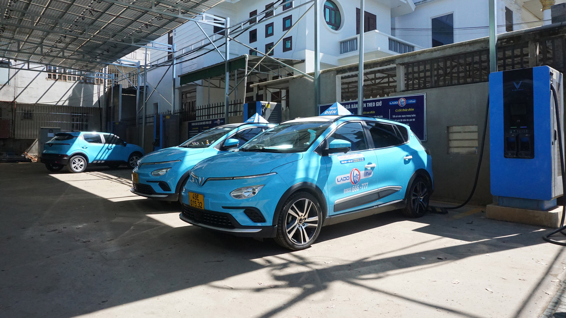Phát triển các trạm sạc dùng điện năng lượng
mặt trời là giải pháp tối ưu nhằm thực hiện
triệt để “xanh hóa” dịch vụ taxi