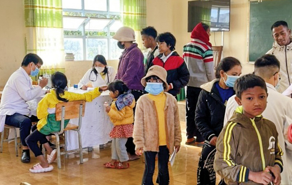 Khám bệnh, cấp thuốc miễn phí chăm sóc sức khỏe cộng đồng tại huyện Di Linh