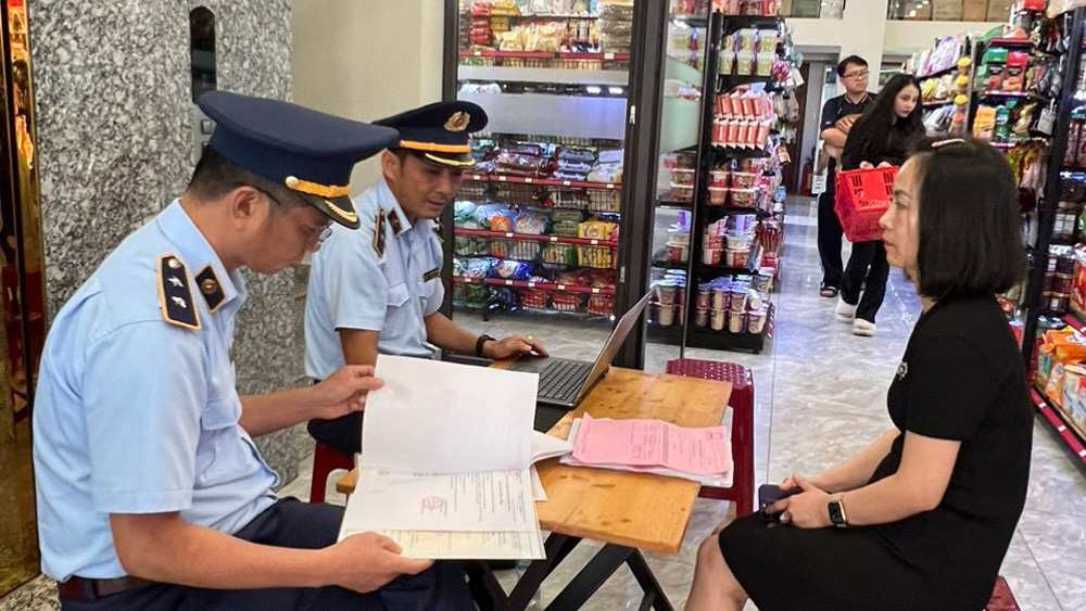 Lực lượng quản lý thị trường Lâm Đồng ra quân tuyên truyền, kiểm tra các cơ sở kinh doanh bánh kẹo, nước ngọt, thực phẩm…