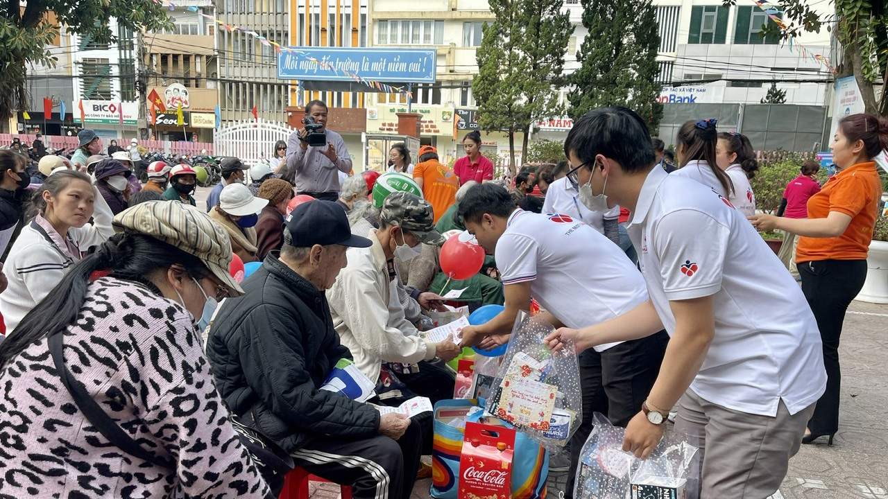 Hội Chữ thập đỏ Đà Lạt phối hợp với các nhóm thiện nguyện trao tặng quà Tết cho 200 người 
có hoàn cảnh khó khăn