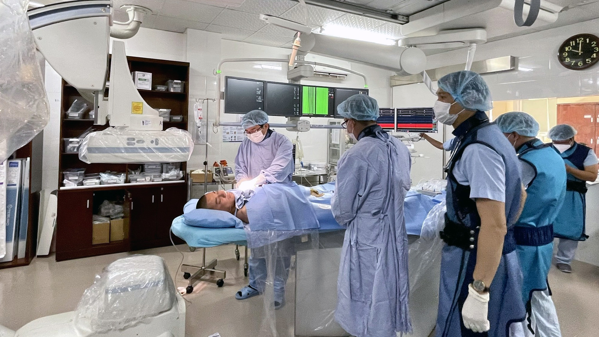 Ngành Y tế Lâm Đồng chú trọng đào tạo, bồi dưỡng chuyên môn cho cán bộ, nhân viên y tế để thực hiện có hiệu quả các kỹ thuật cao phục vụ người bệnh tại địa phương