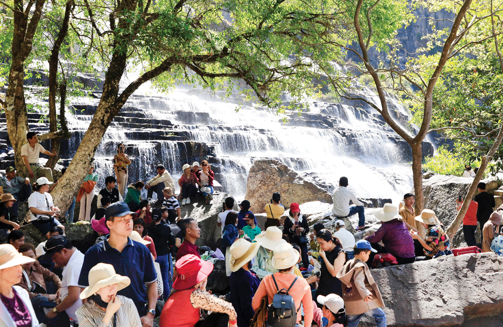 Thác Pongour - Nam Thiên đệ nhất thác đẹp mơ màng
thu hút rất đông khách vào ngày lễ hội