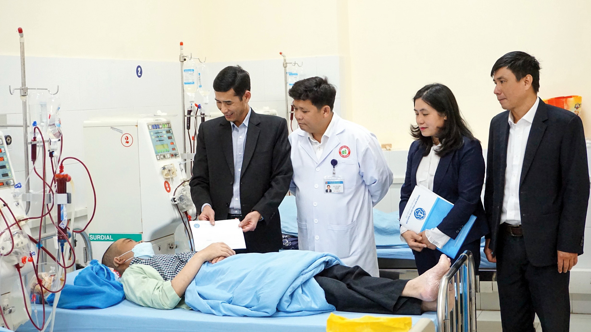 BHXH Lâm Đồng thăm, tặng quà Tết cho bệnh nhân Khoa Nội thận - Tiết niệu - Lọc máu 
(Bệnh viện Đa khoa Lâm Đồng)