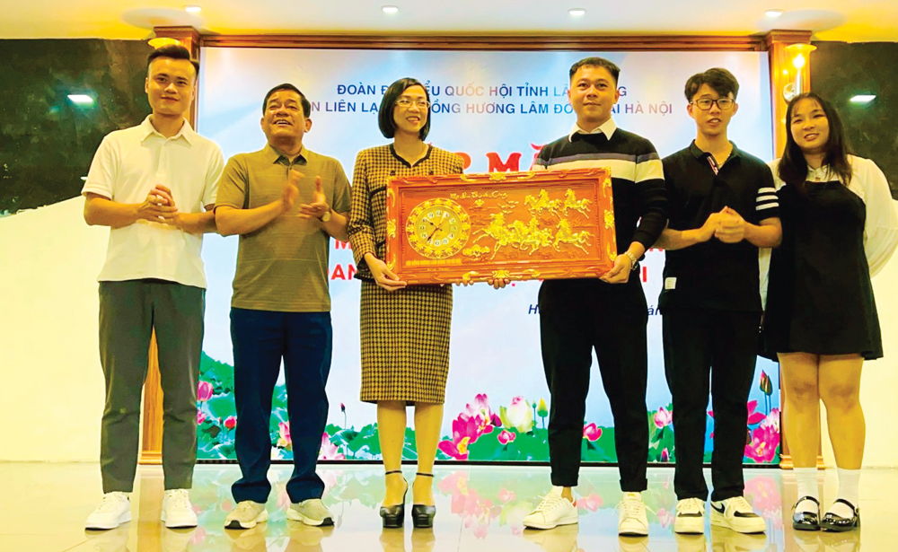 Đoàn ĐBQH gặp mặt, tặng quà động viên các sinh viên Lâm Đồng đang học tập tại Hà Nội