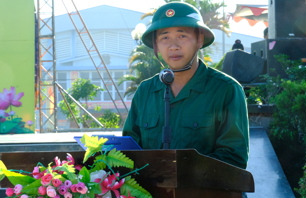 Đảng viên Lương Ngọc Đinh phát biểu, bày tỏ quyết tâm cao trước lúc lên đường thực hiện nhiệm vụ.