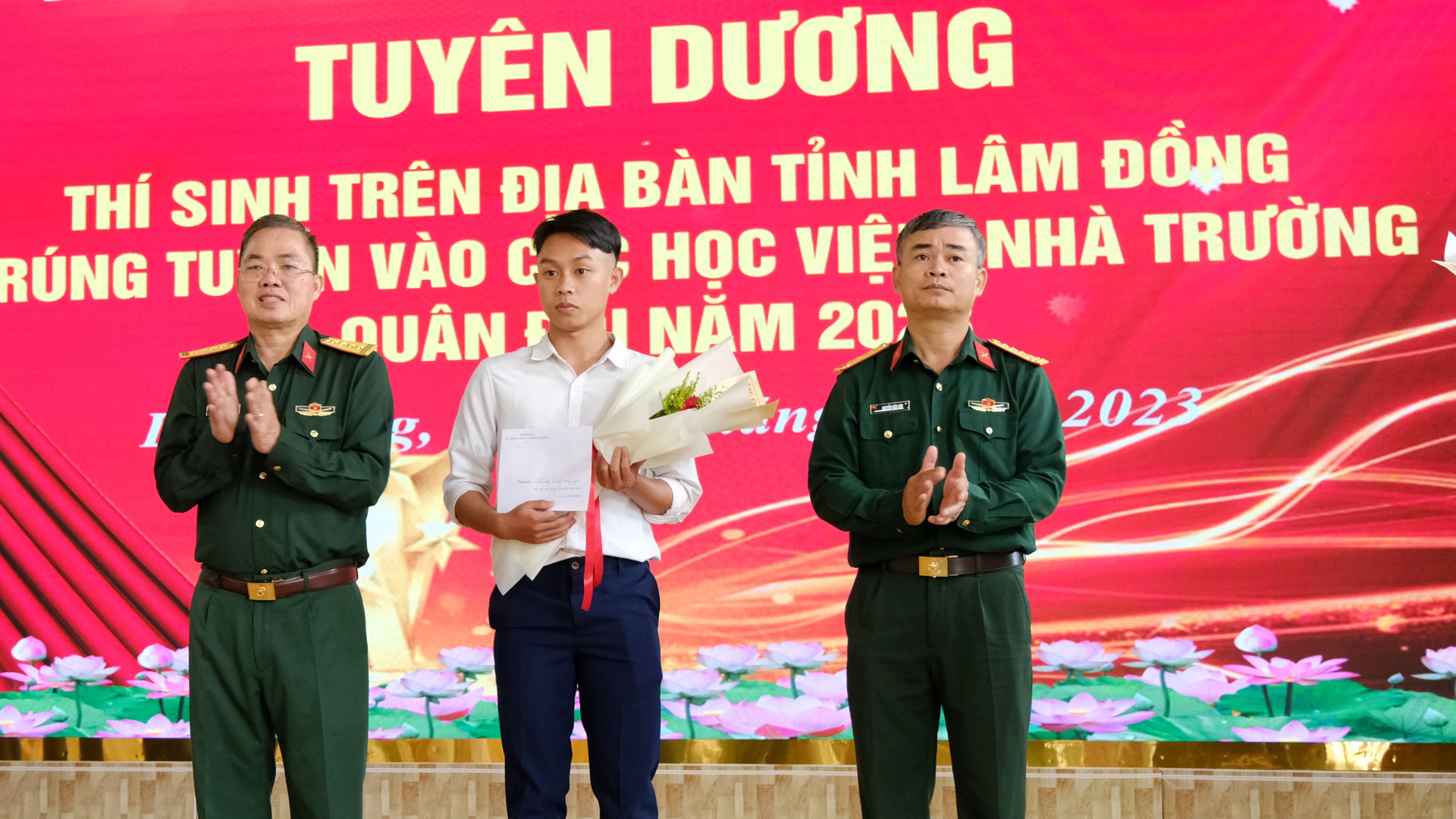Thủ trưởng Bộ CHQS tỉnh chúc mừng thí sinh trên địa bàn trúng tuyển vào các trường, học viện trong quân đội năm 2023