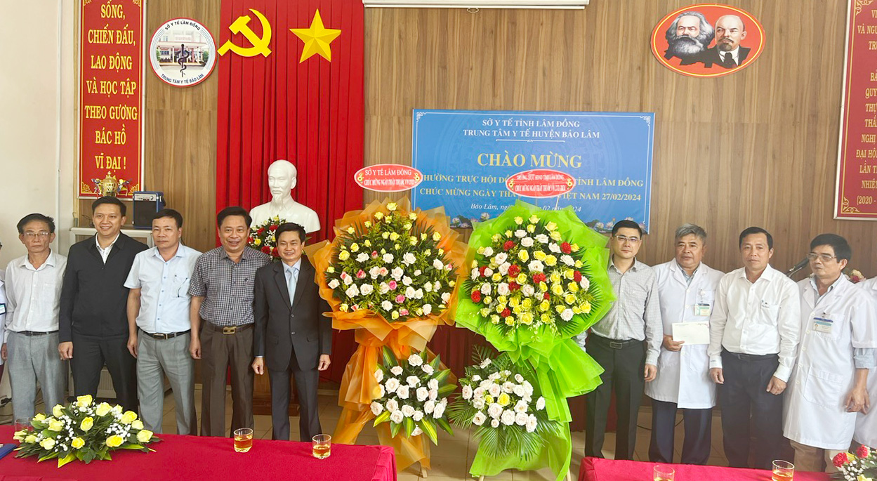 Lãnh đạo HĐND tỉnh cùng Sở Y tế trao tặng lẵng hoa, quà chúc mừng Trung tâm Y tế huyện Bảo Lâm