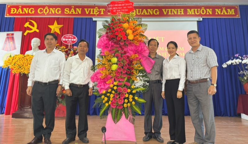 Lãnh đạo huyện Đạ Huoai chúc mừng Ngày Thầy thuốc Việt Nam
