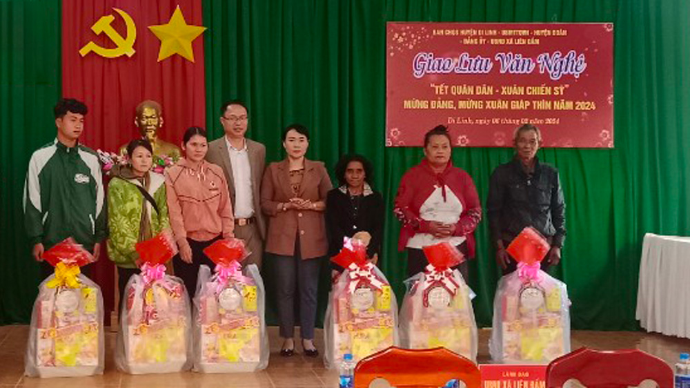 Ông Vũ Đức Nhuần - Phó Chủ tịch UBND huyện Di Linh tặng quà Tết cho bà con xã Liên Đầm tại chương trình “Tết quân dân - xuân chiến sĩ”