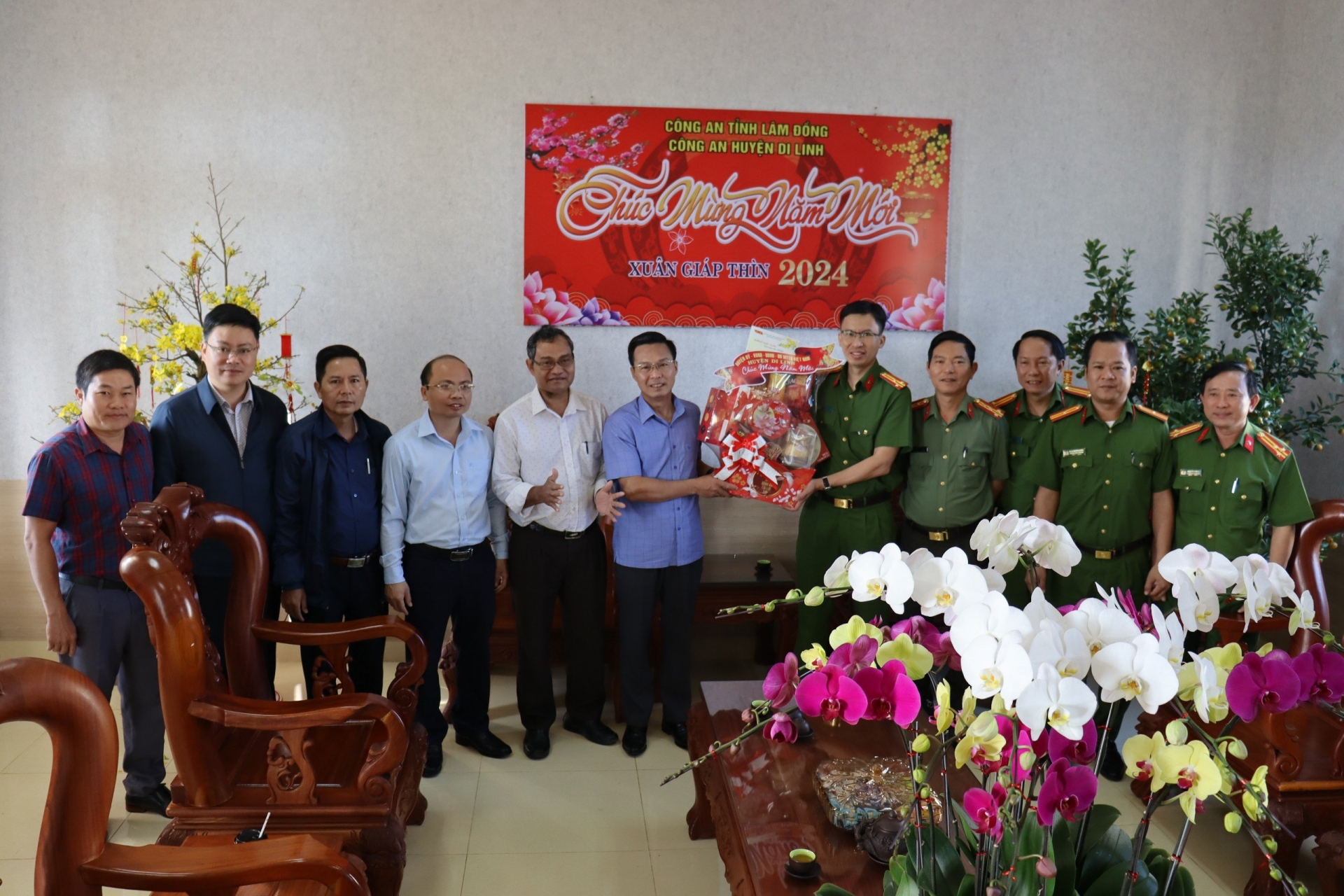 Lãnh đạo huyện Di Linh thăm, tặng quà các cơ quan, đơn vị trực Tết