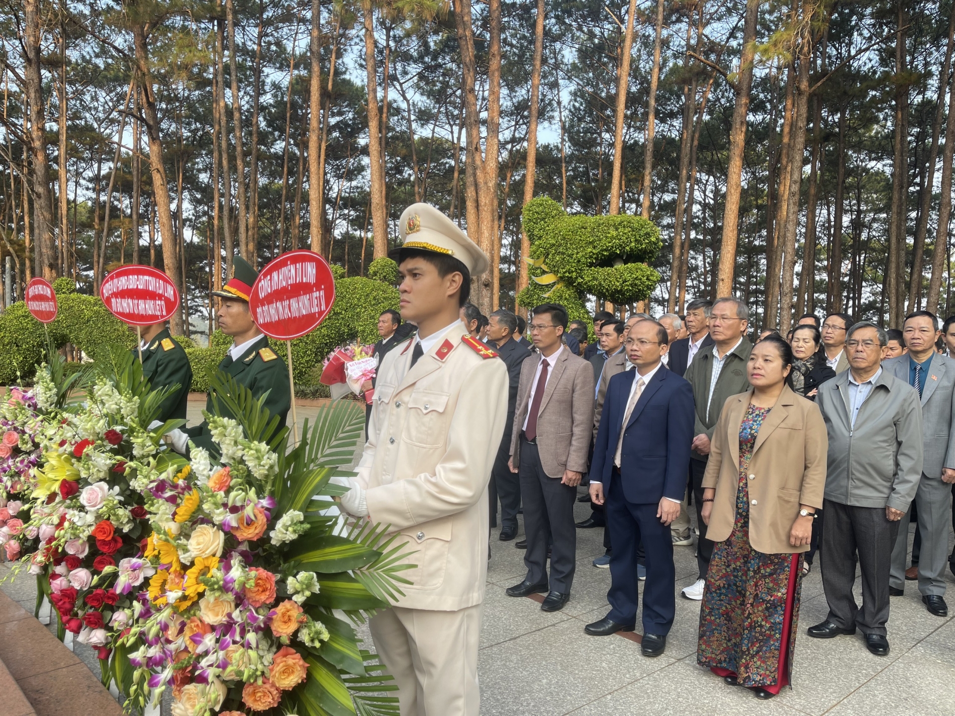 Lãnh đạo huyện Di Linh viếng Nghĩa trang liệt sĩ nhân kỷ niệm 94 năm Ngày thành lập Đảng