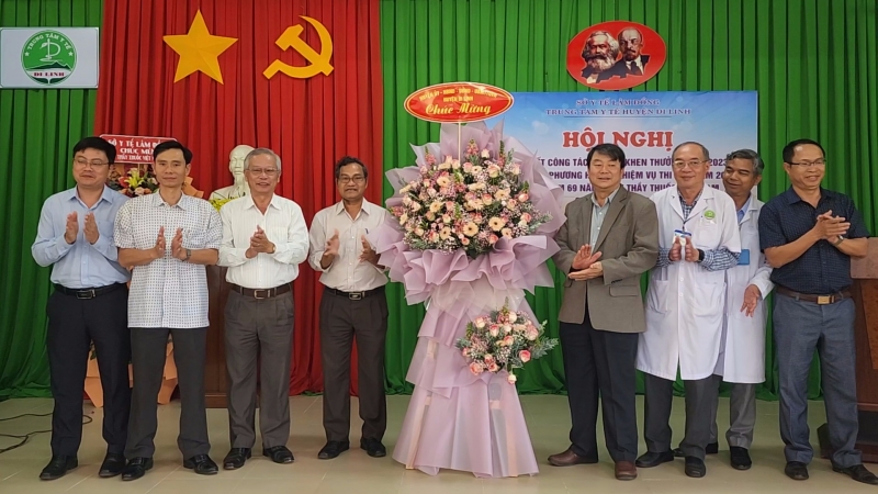 Lãnh đạo huyện Di Linh thăm, chúc mừng Trung tâm Y tế huyện nhân Ngày Thầy thuốc Việt Nam