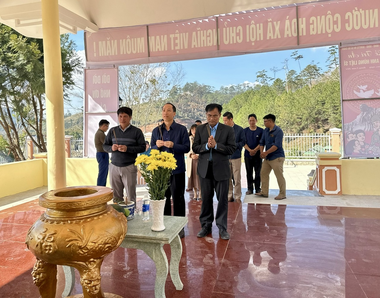Lãnh đạo huyện Lạc Dương viếng Đài tưởng niệm xã Đạ Chais