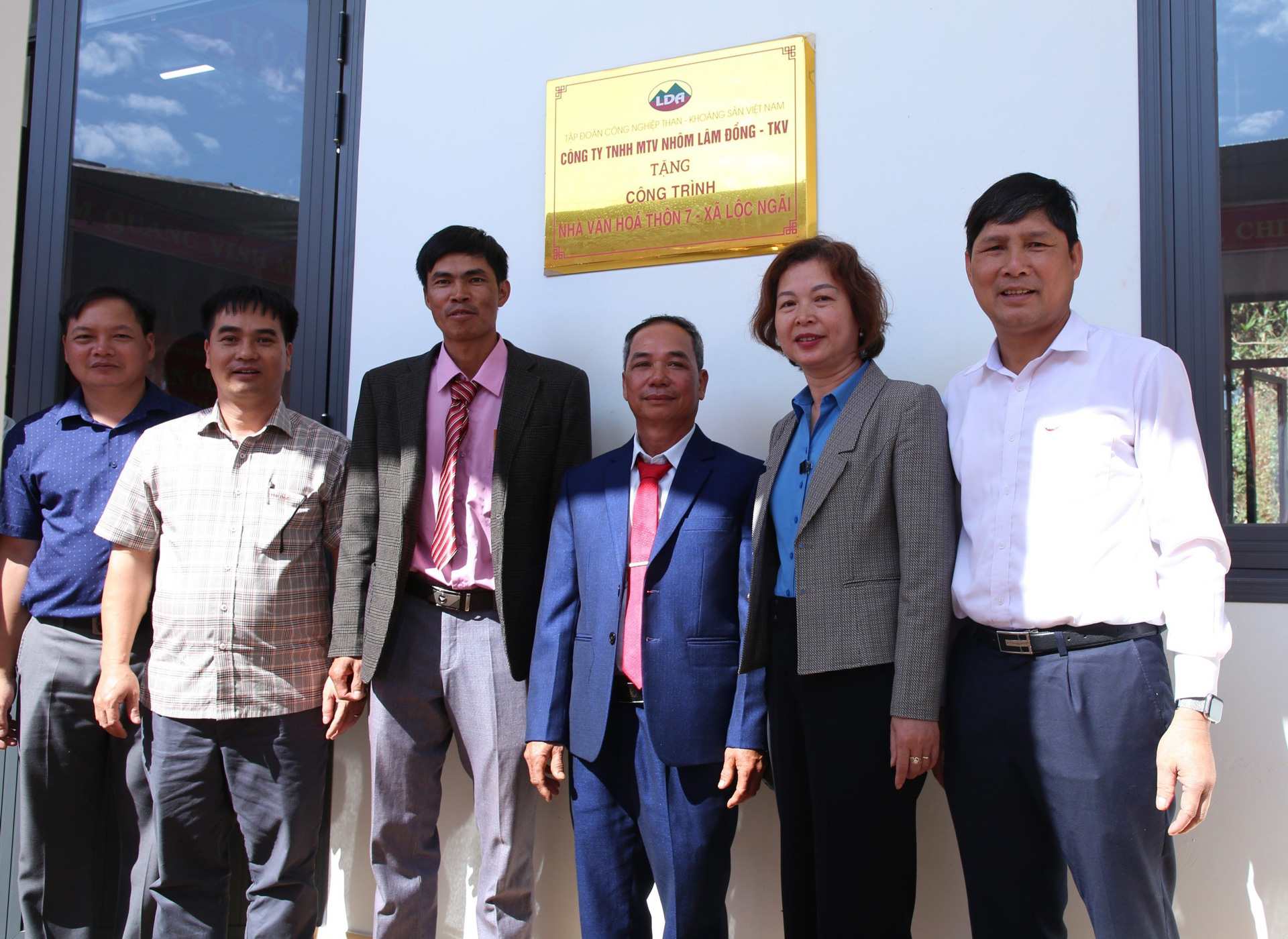 Lãnh đạo Công ty Nhôm lâm Đồng - TKV trao tặng Nhà văn hóa cho Thôn 7, xã Lộc Ngãi