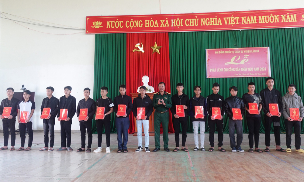 Lâm Hà: Trao lệnh gọi công dân nhập ngũ cho thanh niên