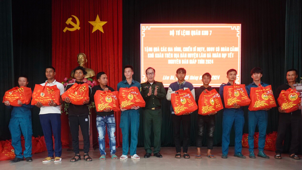 Thừa ủy quyền của Bộ Tư lệnh Quân khu 7, Ban CHQS huyện Lâm Hà đã trao quà cho các hộ khó khăn, chiến sỹ dân quân tự vệ, dự bị động viên